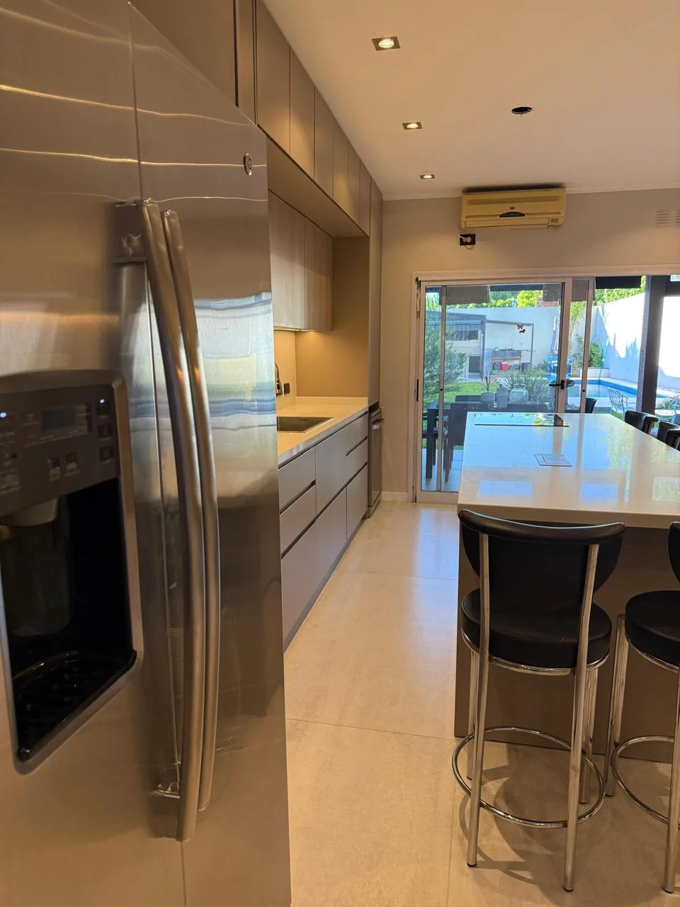 Cocina con heladera e isla integradas