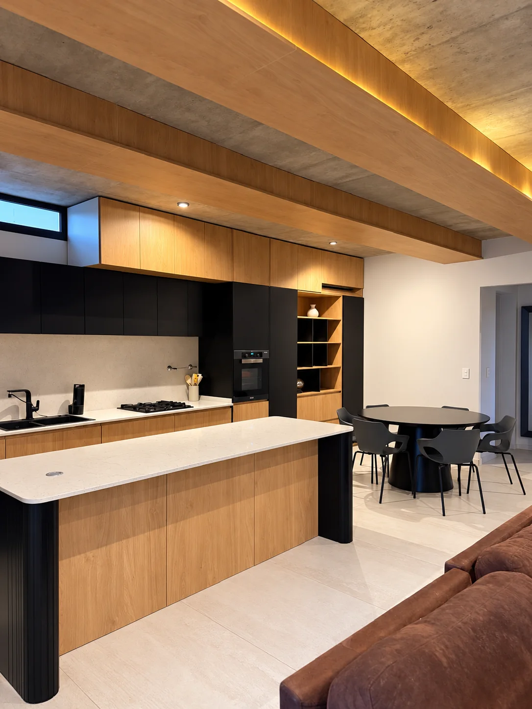 Cocina de diseño con isla y mesa