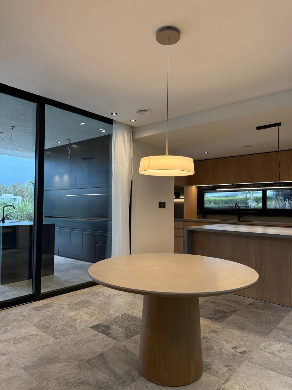 Comedor integrado a cocina a medida