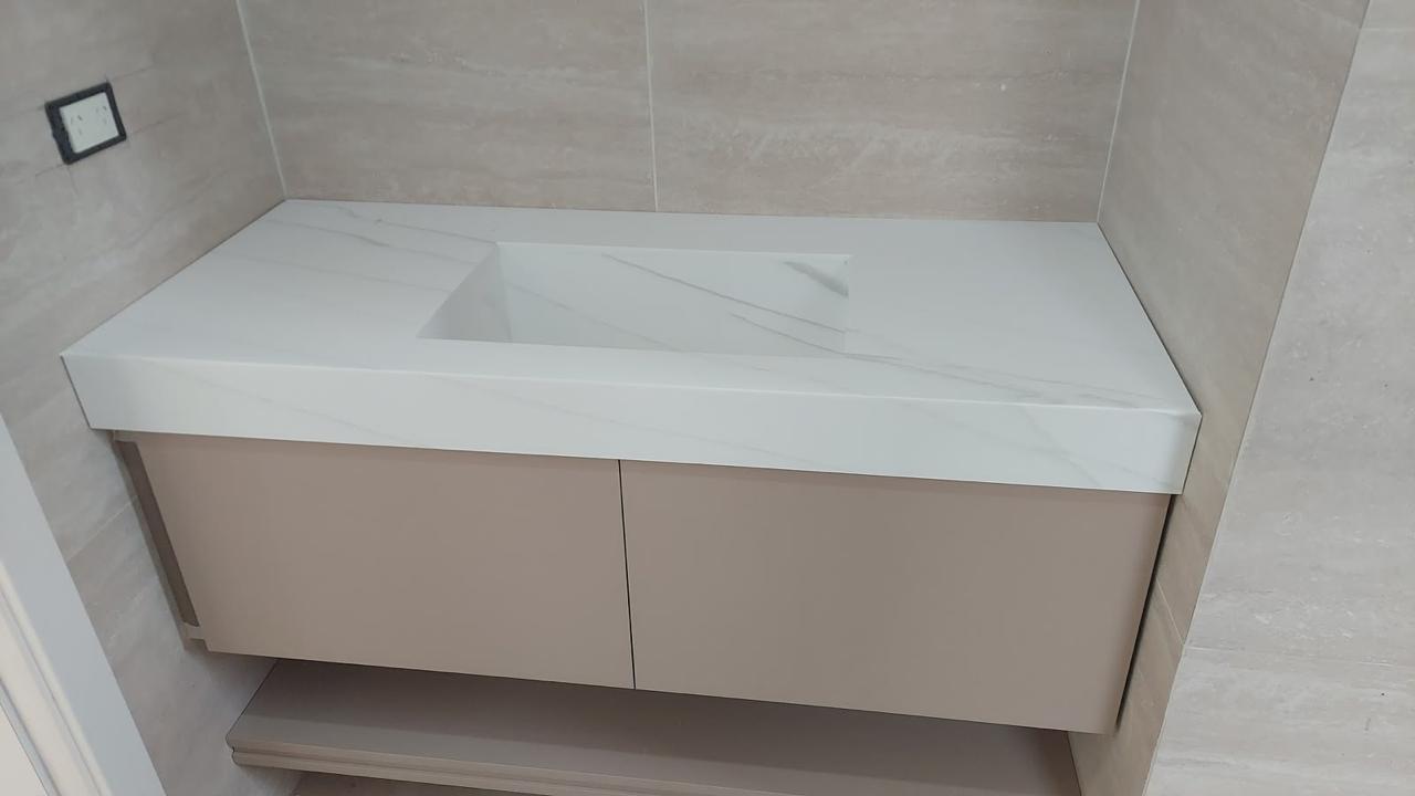 Mesada de baño con bacha integrada y terminación veteada
