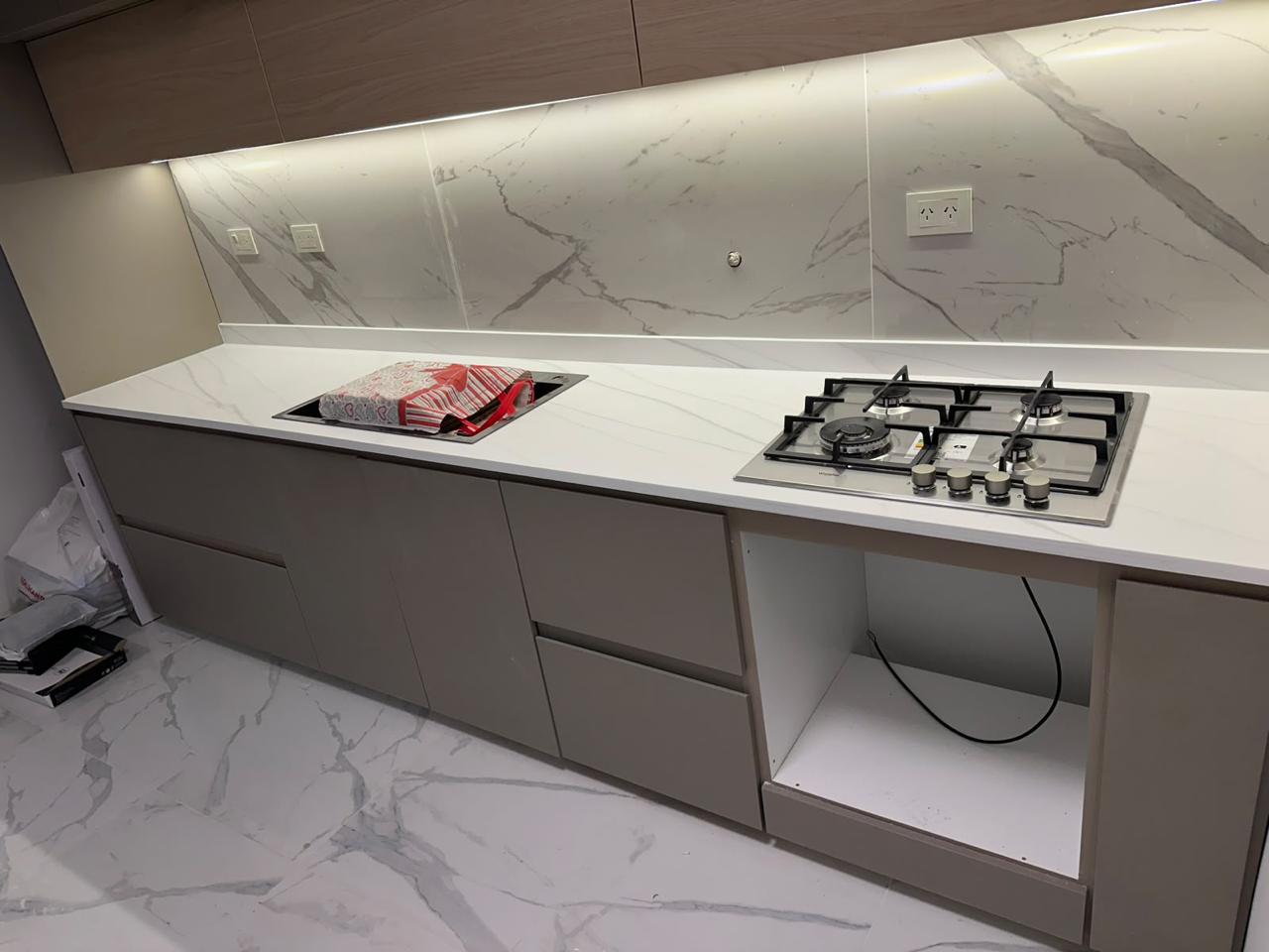 Mesada lineal de cocina con anafe y bacha