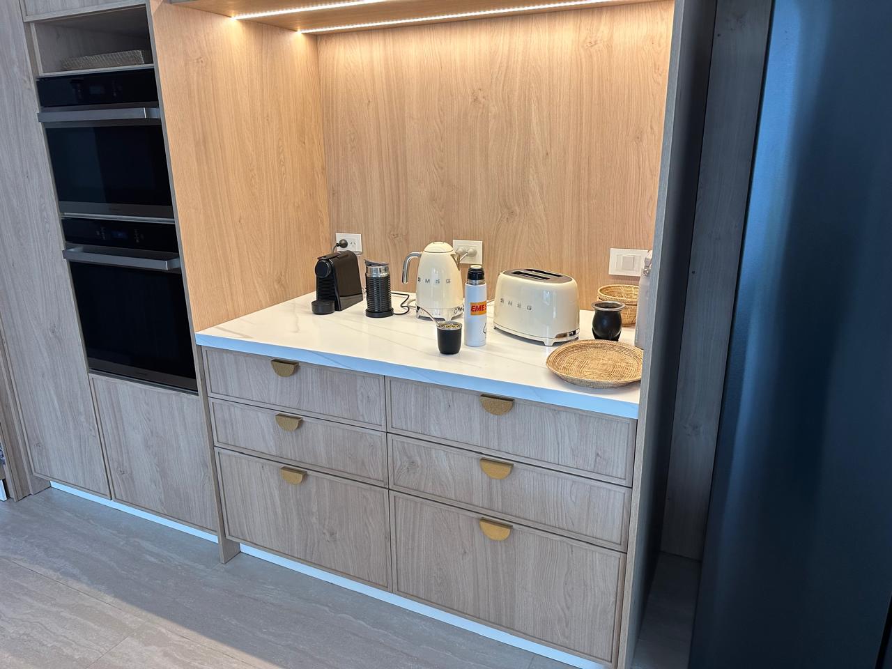 Mesada de desayunador en cocina de madera
