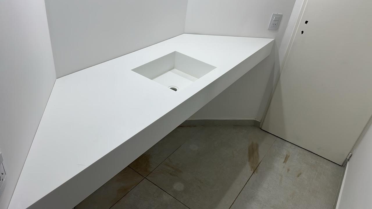 Mesada blanca de lavadero con pileta integrada